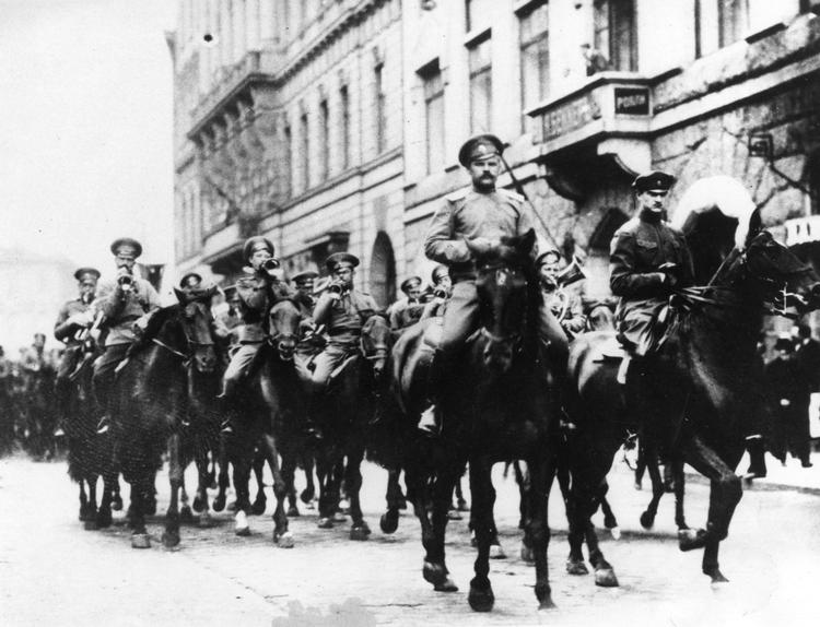 Tsar Nikolaj II satte kavaleriet ind for at kvæle opstanden i det daværende Petrograd i februar 1917, men uden succes. Arkivfoto: AP 