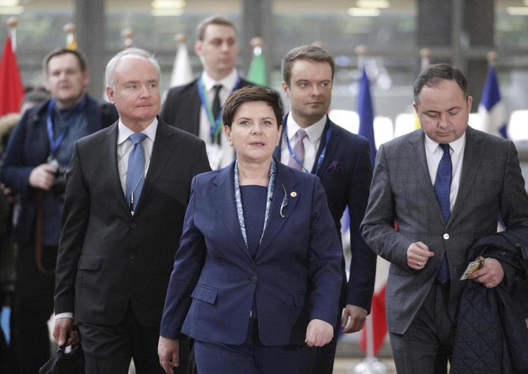 Den polske regeringsleder, Beata Szydlo (i midten), måtte se sig kørt over, da alle de andre europæiske ledere i aftes genvalgte Donald Tusk som EU-præsident. 