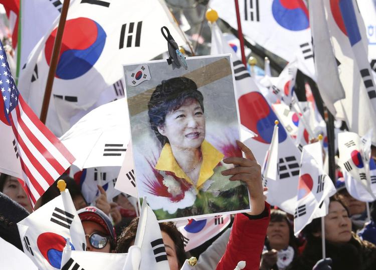 I månedsvis har sydkoreanere demonstreret mod præsident Park Geun-hye. Men i går var det den nu afsatte præsidents støtter, der dominerede gadebilledet i hovedstaden Seoul. 