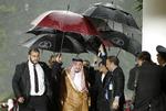 Kong Salman kom i sidste uge til Indonesien, hvor han måtte eskorteres i tørvejr, da en ordentlig regnskylle ramte lufthavnen i Bogor. 