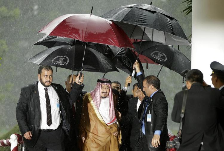 Kong Salman kom i sidste uge til Indonesien, hvor han måtte eskorteres i tørvejr, da en ordentlig regnskylle ramte lufthavnen i Bogor. 