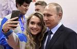 Smil, Putin! Den russiske præsident Putin stillede i sidste uge op til en selfie, da han besøgte russiske atleter i  byen Krasnojarsk i Sibirien.  