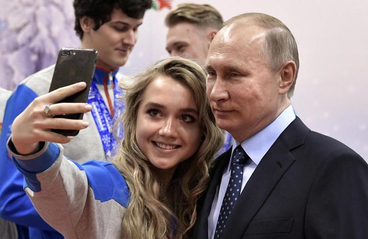 Smil, Putin! Den russiske præsident Putin stillede i sidste uge op til en selfie, da han besøgte russiske atleter i  byen Krasnojarsk i Sibirien.  