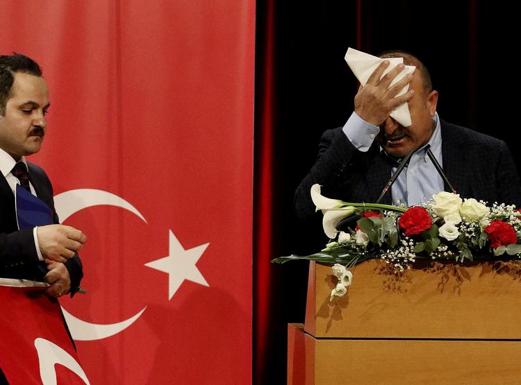 Tyrkiets udenrigsminister Mevlut Cavusoglu tørrer sved af panden under en pause ved en tale i Metz i den østlige del af Frankrig.  