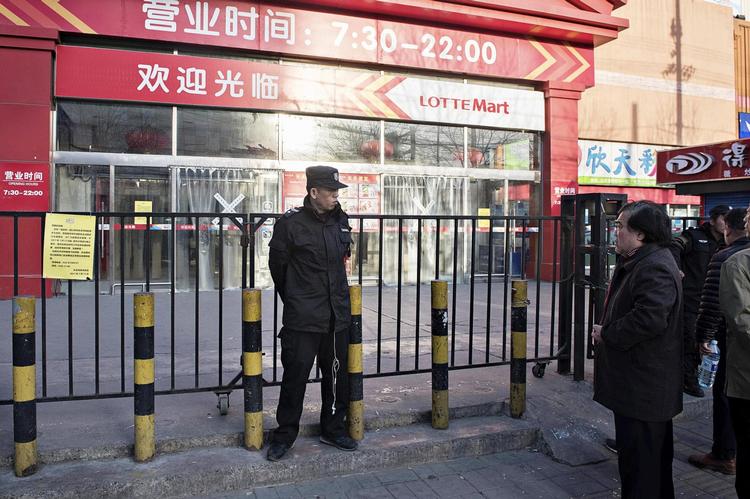 Kina har lukket en stor del af supermarkedskæden Lottes butikker i landet, heriblandt denne i Beijing. 