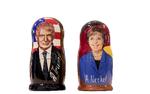 Tysklands Angela Merkel og USA’s Donald Trump mødes i dag i Washington. Men hvorvidt de to magtfulde ledere kan opnå enighed om en række af verdens udfordringer, er uklart. Her er de portrætteret i dukkeform i en souvenirbutik i Moskva i Rusland. 