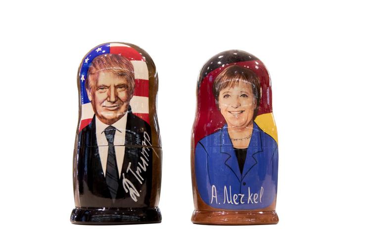 Tysklands Angela Merkel og USA’s Donald Trump mødes i dag i Washington. Men hvorvidt de to magtfulde ledere kan opnå enighed om en række af verdens udfordringer, er uklart. Her er de portrætteret i dukkeform i en souvenirbutik i Moskva i Rusland. 
