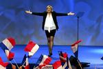 Marine Le Pen hilser på sine vælgere ved et valgmøde i Nantes tidligere på året. 