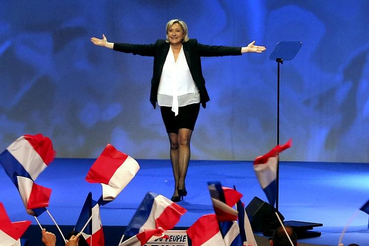 Marine Le Pen hilser på sine vælgere ved et valgmøde i Nantes tidligere på året. 