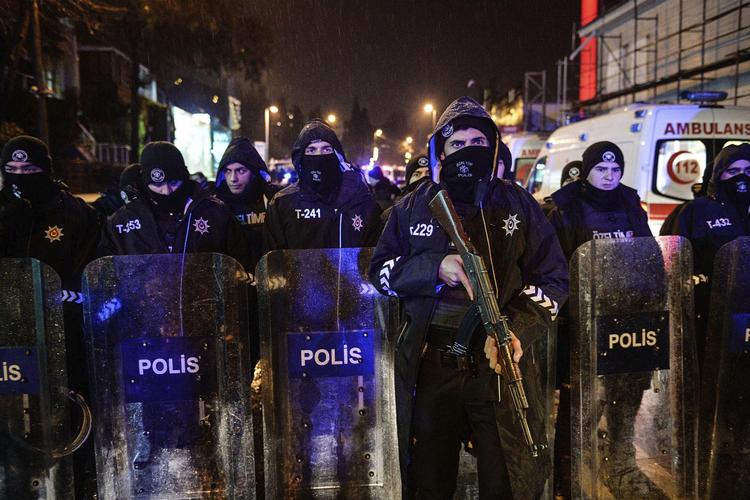 Politiblokade ved natklubben i Istanbul, hvor 39 personer blev dræbt nytårsnat. Sidste år blev 22 større angreb registreret i Tyrkiet. 