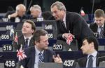 Endnu er Storbritannien ikke trådt ud af EU, sådan som Nigel Farage i midten af billedet kæmpede for. EU har ingen plan for, hvad der skal ske, når udtrædelsen bliver en realitet, mener Daniela Schwarzer. 