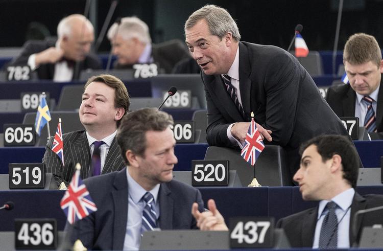 Endnu er Storbritannien ikke trådt ud af EU, sådan som Nigel Farage i midten af billedet kæmpede for. EU har ingen plan for, hvad der skal ske, når udtrædelsen bliver en realitet, mener Daniela Schwarzer. 