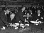 1957. Luxembourgs udenrigsminister, Joseph Bech, skrev under på Romtraktaten. Ved hans side ses ses blandt andet Hollands udenrigsminister, Joseph Luns. 