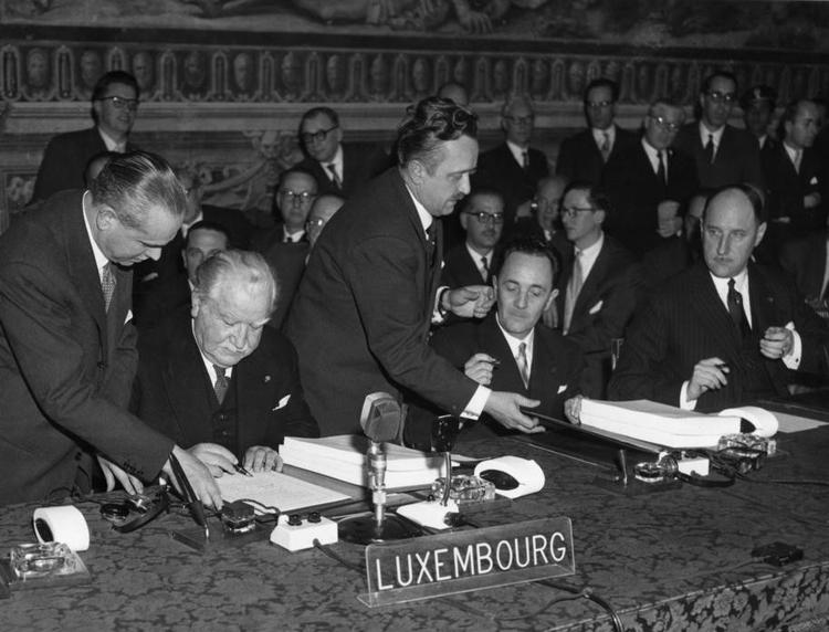 1957. Luxembourgs udenrigsminister, Joseph Bech, skrev under på Romtraktaten. Ved hans side ses ses blandt andet Hollands udenrigsminister, Joseph Luns. 