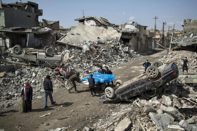 Det er ikke kun i syriske Raqqa, at Islamisk Stat er presset. Også i irakiske Mosul små 500 km derfra er det selvudnævnte kalifat ved at lide nederlag. Her fjerner indbyggere lig fra sidste uges kampe i byen. 