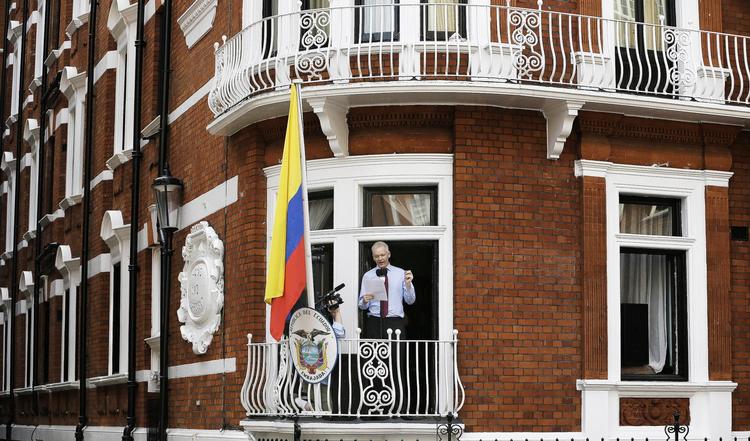 Julian Assange har opholdt sig inden for i snart fem år. Kun få gange er han trådt ud på ambassadens balkon i London for at holde en tale. 