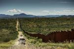 US Border Patrol holder vagt ved grænsen mellem USA og Mexico. Her kører grænsepatruljen langs hegnet mellem Arizona og Mexico. 