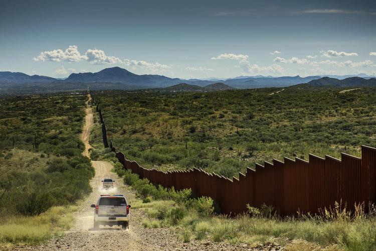 US Border Patrol holder vagt ved grænsen mellem USA og Mexico. Her kører grænsepatruljen langs hegnet mellem Arizona og Mexico. 