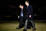 Steve Bannon (til venstre) har fået stækket sin magt, efter at han er blevet fjernet fra det nationale sikkerhedsråd. Her er han fotograferet i selskab med Donald Trumps svigersøn, Jared Kushner, mens de går hen over plænen uden for Det Hvide Hus midt i marts. 