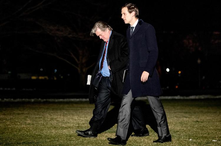 Steve Bannon (til venstre) har fået stækket sin magt, efter at han er blevet fjernet fra det nationale sikkerhedsråd. Her er han fotograferet i selskab med Donald Trumps svigersøn, Jared Kushner, mens de går hen over plænen uden for Det Hvide Hus midt i marts. 