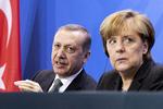 Angela Merkel (th) har forhindret , at Tyrkiets præsident Erdogan bliver vært for et prestigefyldt topmøde i Nato næste år.  