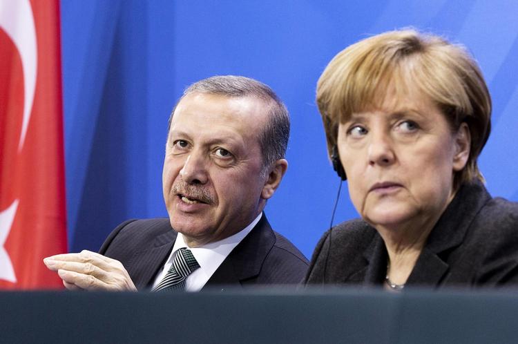 Angela Merkel (th) har forhindret , at Tyrkiets præsident Erdogan bliver vært for et prestigefyldt topmøde i Nato næste år.  