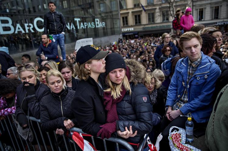En ’kærlighedsmanifestation’ fyldte søndag Sergels Torg i hjertet af Stockholm. 