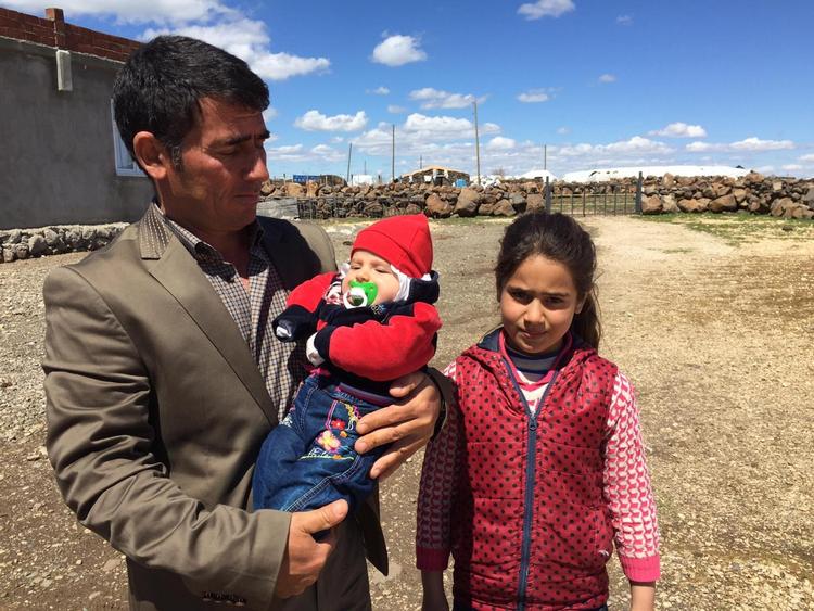 Den kurdiske baby – her med far Mustafa og storesøster Ela på ni – er blevet landskendt i Tyrkiet, fordi hendes far har døbt hende ’Ja’ for at støtte præsident Erdogan. 