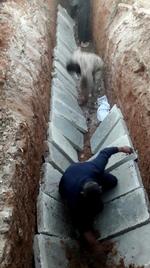 Mens kampfly svæver over den syriske by Khan Sheikhoun, graver de overlevende fra Alaas familie et dybt hul i jorden, hvor samtlige døde familiemedlemmer skal begraves. 