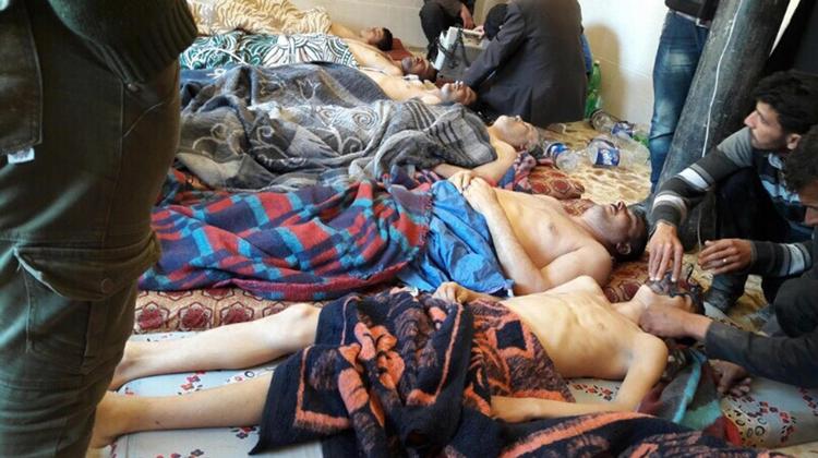 Ligene af Alaas familie er lagt i en række på madrasser. Med iltmasker forsøger nogle af de overlevende mænd at redde de forgiftede. Antallet af lig i lejligheden nåede op på 19 familiemedlemmer. 