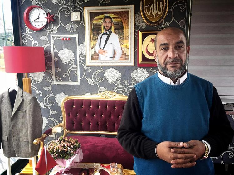 Tarkan Ecebalin har fået erstatning og opmærksomhed fra regeringen efter sønnens død. Det har gjort det muligt at købe en café og opkalde den efter sønnen Tolga. Over en sofa hænger Tolgas billede, og sønnens jakkesæt er også udstillet. 