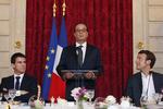 Som økonomiminister under François Hollande (i midten) kørte Emmanuel Macron (t.h) sig i stilling til at kandidere til præsidentposten, lyder det. 