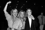 Marine Le Pen (th.) jubler sammen med søstrene Yann og Marie-Caroline over en valgsejr til Front National i 1986. To år før havde deres mor forladt familien uden varsel, hvilket rystede teenageren Marine dybt. 