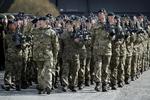 De franske og britiske soldater i Estland fremviste hver deres marchspecialiteter under paraden i garnisonsbyen Tapa. Briterne gik en særlig ’kvikmarch’, mens de 300 franske soldater sang med på en rungende traditionel marchsang. Den danske fortrop på samlet fem soldater marcherede ikke, men nøjedes med at hejse Dannebrog. 