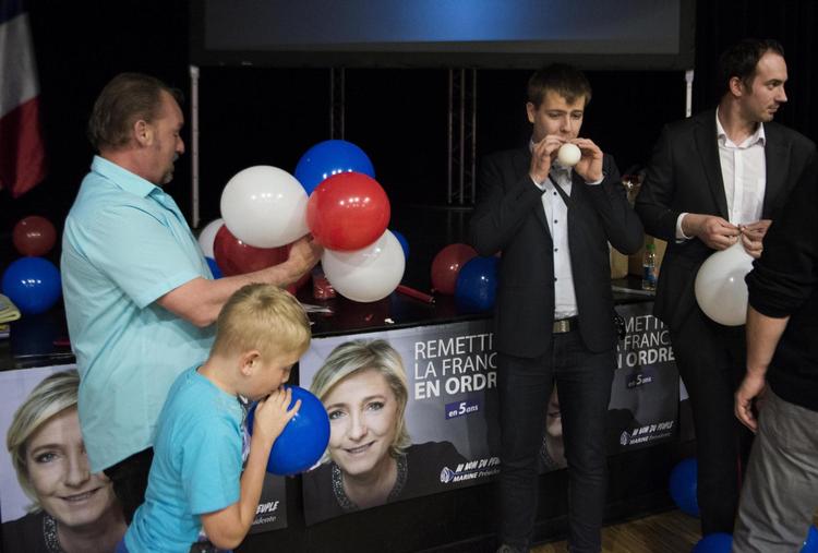 Første runde i den franske valgkamp er slut, og op mod 47 millioner franskmænd kan i dag stemme på deres foretrukne kandidat ved første runde af præsidentvalget. På billedet er det en gruppe af Marine Le Pens støtter, der gør klar til et valgmøde i Monswiller. 