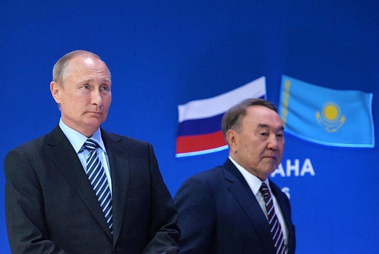 Kasakhstans præsident Nursultan Nazarbaye og Vladimir Putin. Foto: Alexei Druzhinin/Sputnik, Kremlin Pool Photo via AP. 