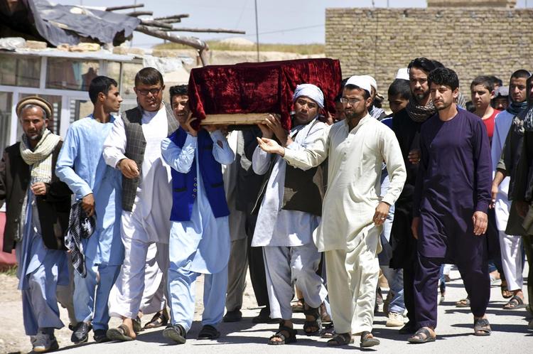 Kisten med et af de mange ofre for angrebet på militærbasen ved Balkh bæres her gennem byens gader. 