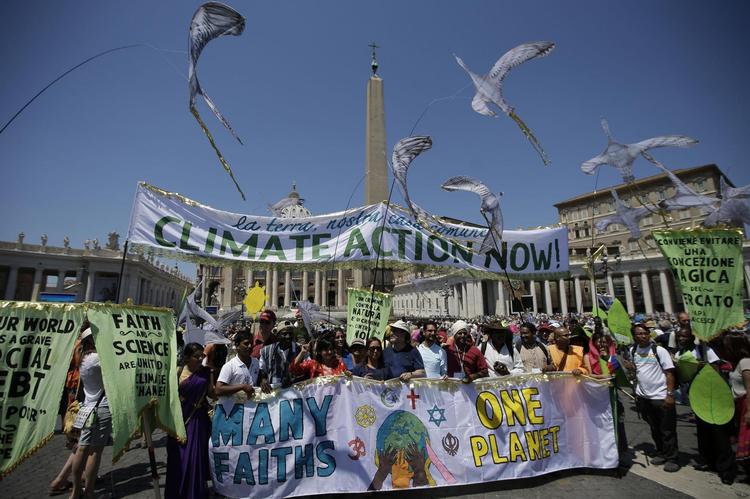 Pave Frans velsignede de klimademonstranter, der mødte op foran Peterskirken i Rom 28. juni 2015. Få uger før havde han selv udsendt en hyldest til klimaet. 