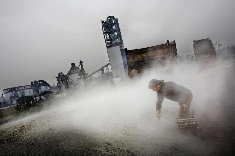 En arbejder samler affald i en kinesisk kul- og stålregion. Klimaaktivister opfordrer til, at pensionskroner trækkes ud af de værste forurenere, eller at man i det mindste bruger stemmeretten til at få selskaberne til at ændre kurs.  