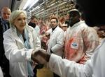 Marine Le Pen har travlt med at markedsføre sig som folkets stemme, mens hun kalder Macron »bankerne, systemet og de privilegeredes kandidat«. I går besøgte hun slagterne på det internationale fødevaremarked i Rungis ved Paris. 