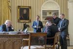Siden dette billede med præsident Trump og hans nærmeste med-arbejdere blev taget 28. januar, er sikkerhedsrådgiver Michael Flynn og toprådgiver Steve Bannon faldet i unåde, mens talsmand Sean Spicer efter en kaotisk start igen er helt inde i varmen. 