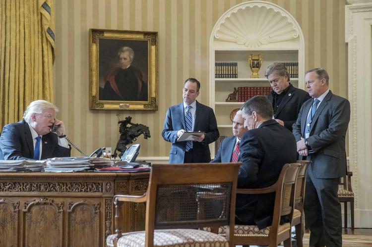 Siden dette billede med præsident Trump og hans nærmeste med-arbejdere blev taget 28. januar, er sikkerhedsrådgiver Michael Flynn og toprådgiver Steve Bannon faldet i unåde, mens talsmand Sean Spicer efter en kaotisk start igen er helt inde i varmen. 