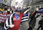 85 procent af de republikanske vælgere bakker fortsat op om Trumps linje. Og de mest trofaste tilhængere går endda på gaden for præsidenten, som her i Philadelphia ved ’Make America Great Again’-marchen 25. marts. 