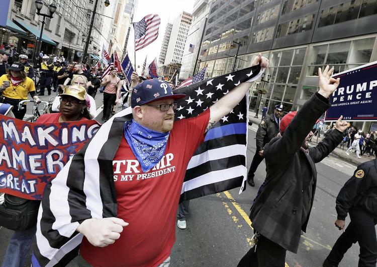 85 procent af de republikanske vælgere bakker fortsat op om Trumps linje. Og de mest trofaste tilhængere går endda på gaden for præsidenten, som her i Philadelphia ved ’Make America Great Again’-marchen 25. marts. 