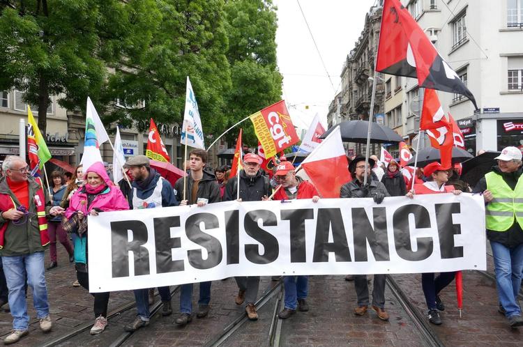 Fagforeninger benyttede 1. maj til at advare mod Le Pen og opfordrede til Resistance – modstand mod en kandidat, som de betragter som en trussel mod demokratiet. Men de lover også hård modstand mod en kommende præsident Macron, hvis han træder lønmodtagernes rettigheder under fode. 