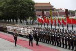 Kinas premierminister Li Keqiang tog imod Lars Løkke Rasmussen med kanonskud og en æresparade foran Folkets Store Hal, da de to ledere mødtes i Beijing i går. 