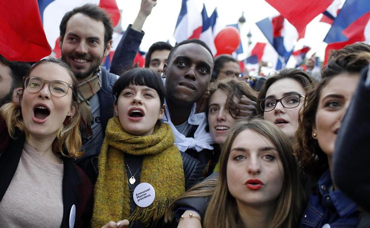 Macrontilhængere i Paris eksploderede i glæde, da de første målinger blev offentliggjort i aftes kl. 20.00 og viste en stor sejr til Emmanuel Macron. 