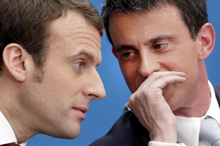 Den tidligere socialistiske premierminister Manuel Valls (th.) ventes at være på Emmanuel Macrons valgliste til parlamentet. Her ses de to i 2015, da Macron (tv.) var økonomiminister. 