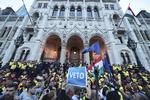I april samledes op mod 70.000 i Budapest til protest mod den universitetslov, som truer med at lukke Det Centraleuropæiske Universitet. Det er et særsyn i Ungarn med store demonstrationer mod Viktor Orbáns regering. 