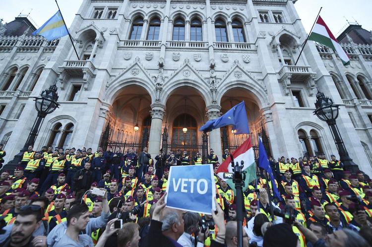 I april samledes op mod 70.000 i Budapest til protest mod den universitetslov, som truer med at lukke Det Centraleuropæiske Universitet. Det er et særsyn i Ungarn med store demonstrationer mod Viktor Orbáns regering. 